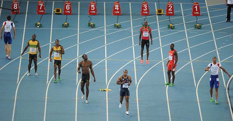 Bolt, descalificado en la final de 100 m, que gana su compatriota Blake