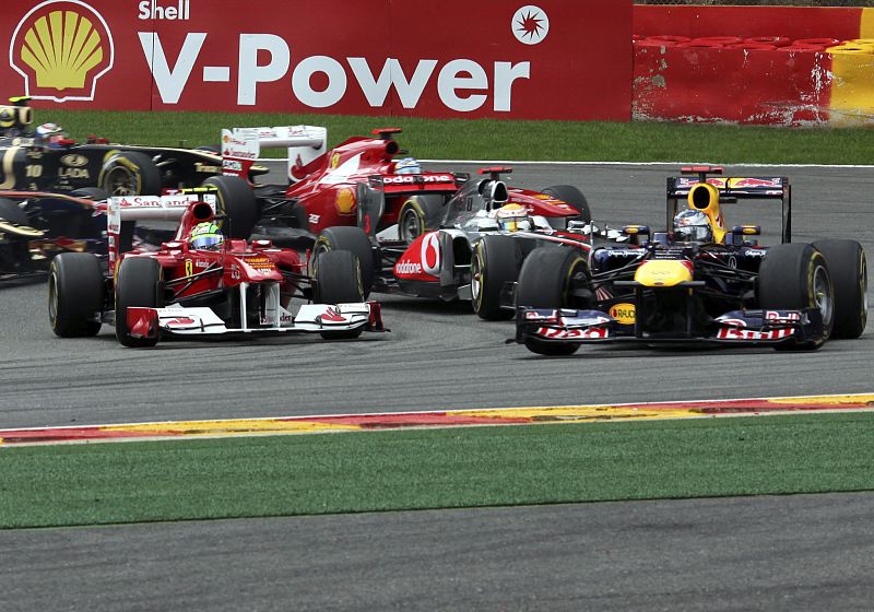 Vettel gana en un Spa muy revuelto y Alonso acaba cuarto