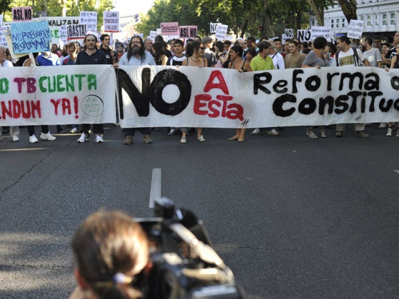 Miles de personas se manifiestan en toda España contra la reforma de la Constitución