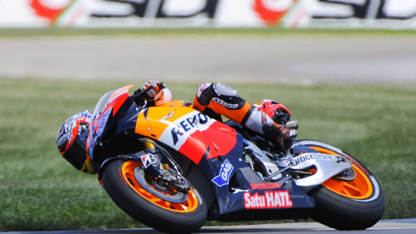 El australiano de Honda, Casey Stoner, ha sumado su séptima victoria de la temproada y ya está a 44 puntos de Lorenzo. En Moto2 ha ganado Márquez coon un triplete español y en 125cc Nico Terol ha dado un salto a por el título del octavo de litro.