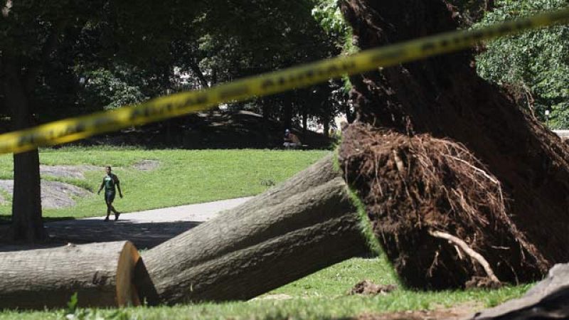 'Irene' deja riesgos de inundaciones en EE.UU. mientras Nueva York se pregunta si era para tanto