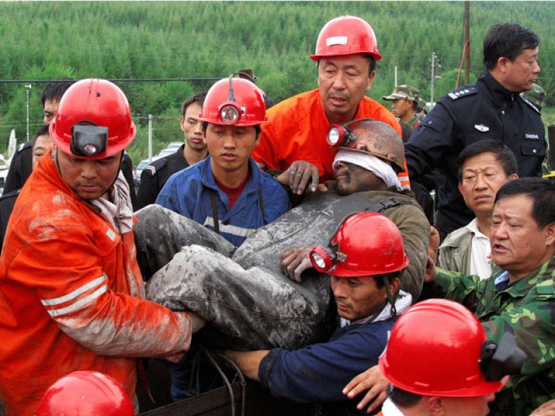 Rescatados 19 mineros atrapados durante una semana en una mina de carbón de China