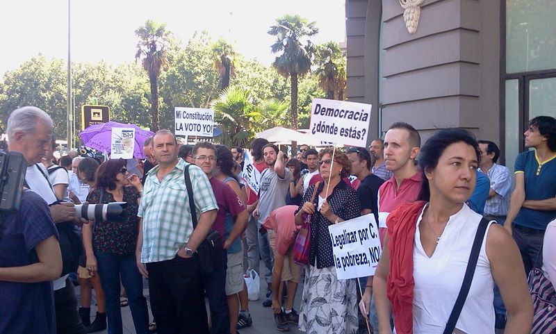 Un grupo de 'indignados' protesta contra la reforma constitucional en la Plaza de Neptuno