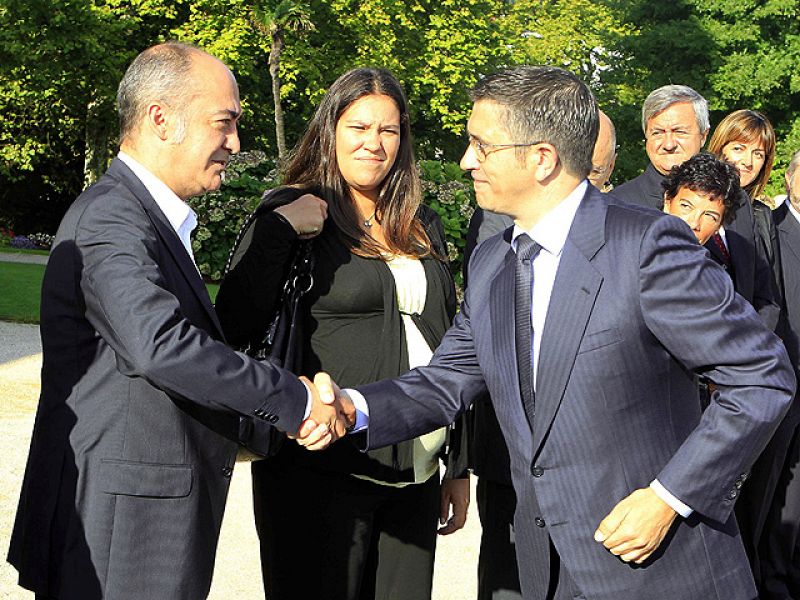 López y Garitano se dan un breve apretón de manos en el inicio del curso político
