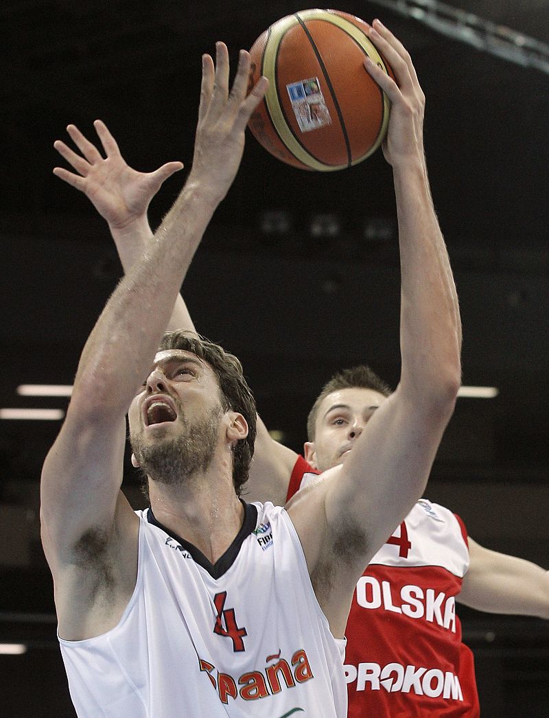 Gasol y Navarro salvan a España en un incómodo debut