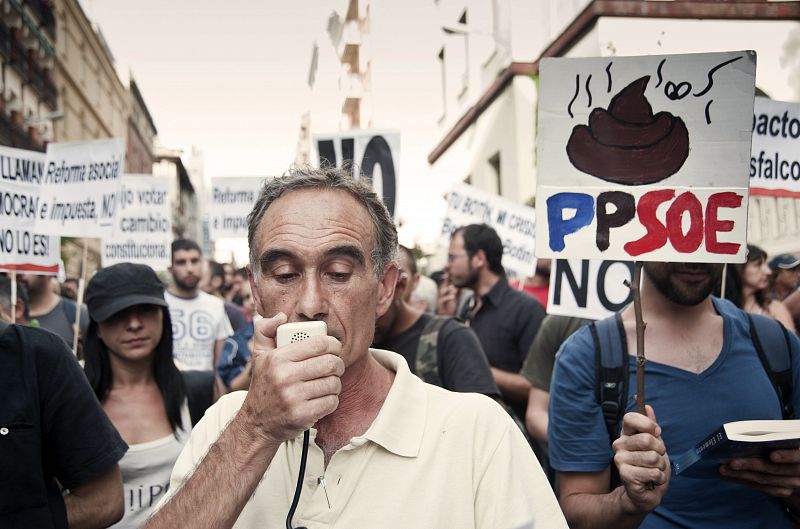 Cientos de 'indignados' marchan de Ferraz a Génova contra la reforma constitucional