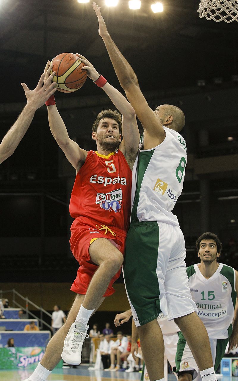 Una España a medio gas supera sin brillo el partido ante Portugal