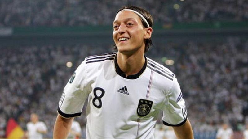 Alemania arrasa a Austria con tres goles de Özil y sella su pase a la Eurocopa