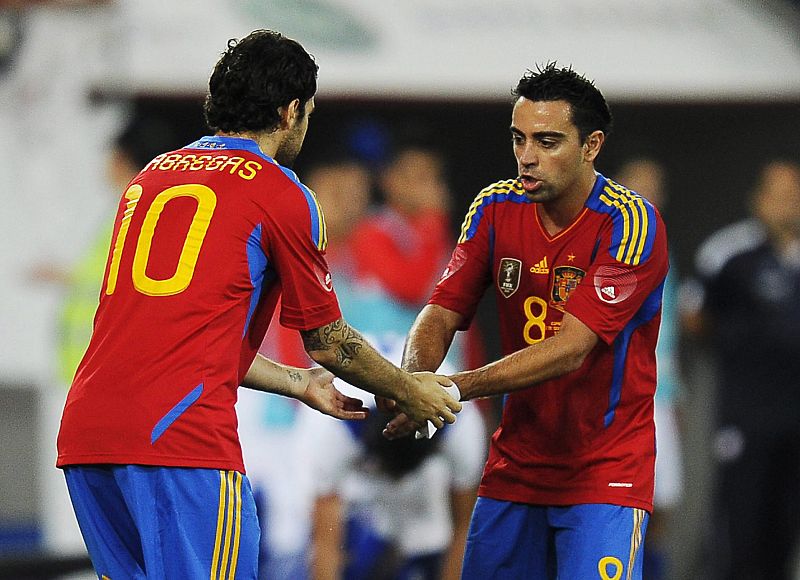 Xavi cumple 102 partidos con la selección e iguala a Raúl González
