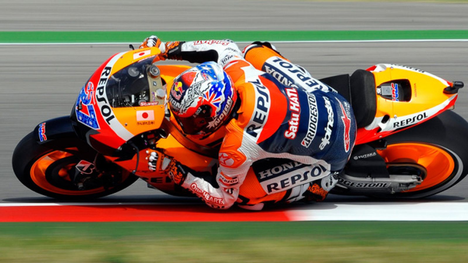 Casey Stoner ha sumado su octava 'pole' del año en Misano. A diferencia de otras veces, Jorge Lorenzo le ha seguido el ritmo y se ha quedado a nada del australiano. En las categorías menores las 'poles' fueron para Stefan Bradl y Johann Zarco.