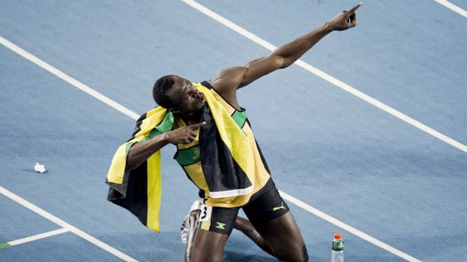 Una semana despues de ser descalificado en la final de los 100 metros del Mundial Usain Bolt ha vuelto a ganar. Ha sido en la final de 200. Esta vez no se ha puesto nervioso en la salida y ha ganado sobrado con un tiempo de 19'40 la cuarta mejor marc