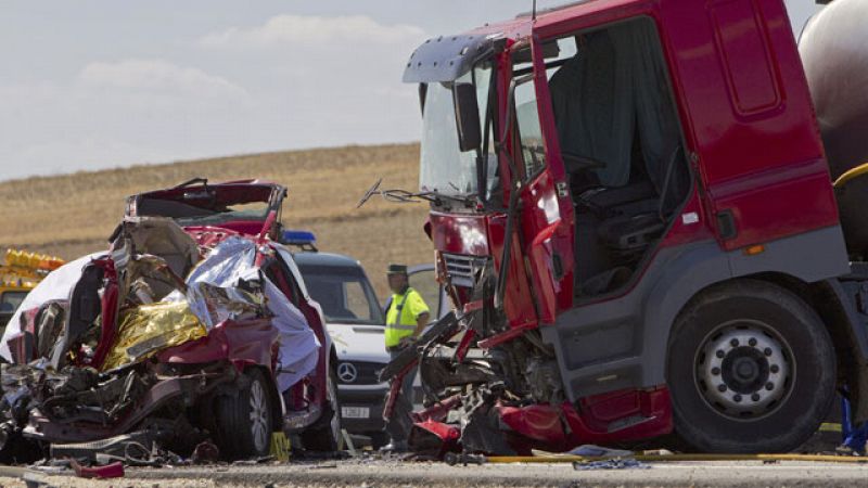 Mueren tres personas, entre ellas un bebé, en un accidente de tráfico en Sevilla