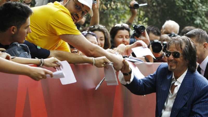 Venecia recibe con ovaciones a Al Pacino y la Mostra premia su originalidad