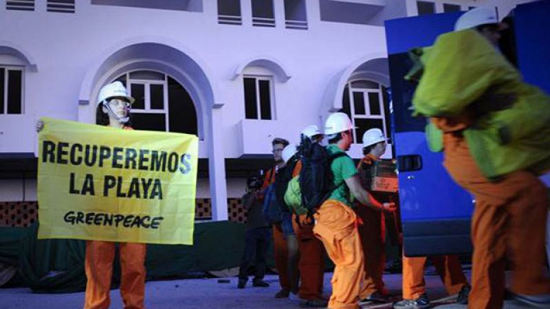 Activistas de Greenpeace toman el hotel de El Algarrobico para exigir su demolición