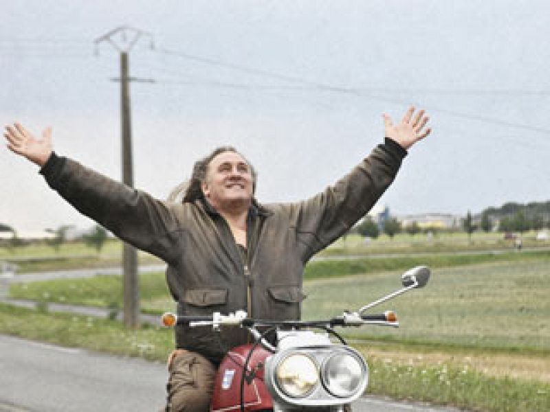 Gérard Depardieu borda su papel de jubilado que no sabe estar ocioso en 'Mammuth'