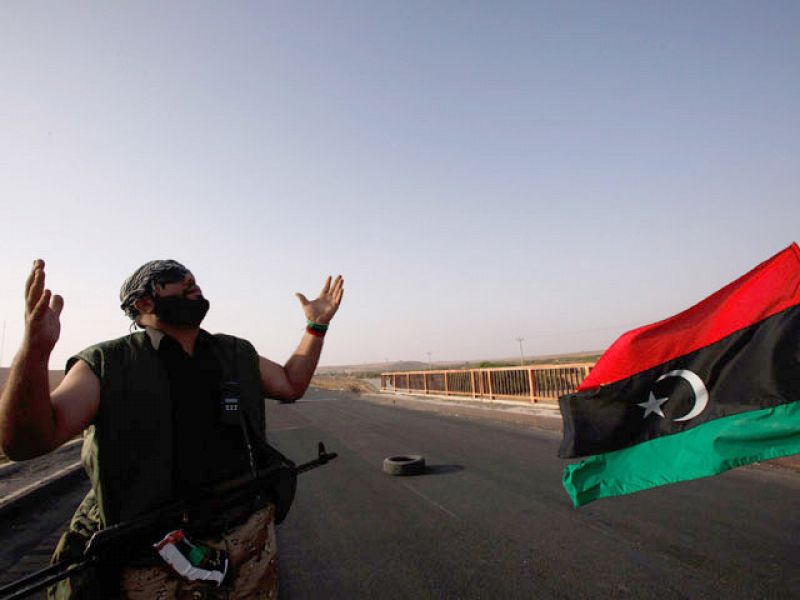 Militares leales a Gadafi huyen a Níger entre rumores de un posible exilio del líder libio