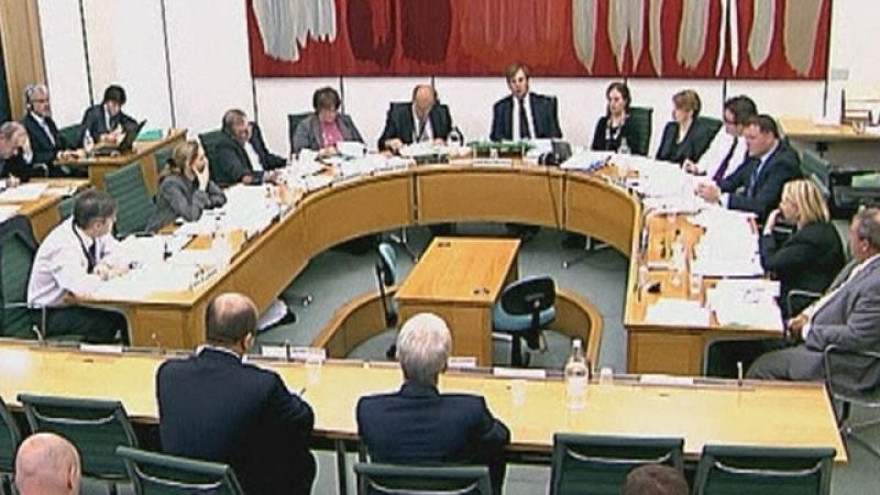 Un exejecutivo de News of the World reitera que informó a Murdoch sobre los pinchazos