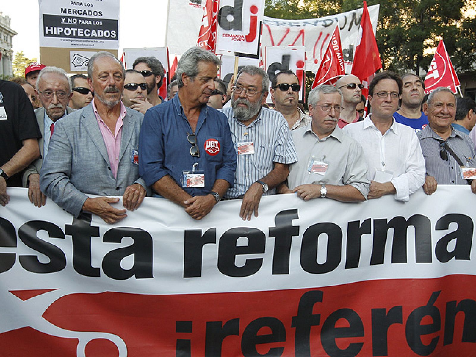 Cientos de personas marchan convocadas por los sindicatos contra la reforma de la Constitución | Ver