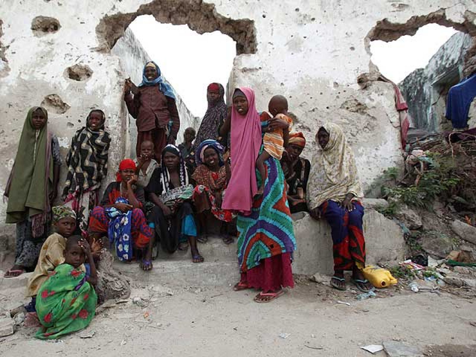 El hambre sigue empujando a cientos de somalíes a abandonar su país. El 80% son mujeres y niños que caminan durante días para llegar a los campos de refugiados y en esas travesías las ONG han registrado un aumento del número de violaciones y casos d