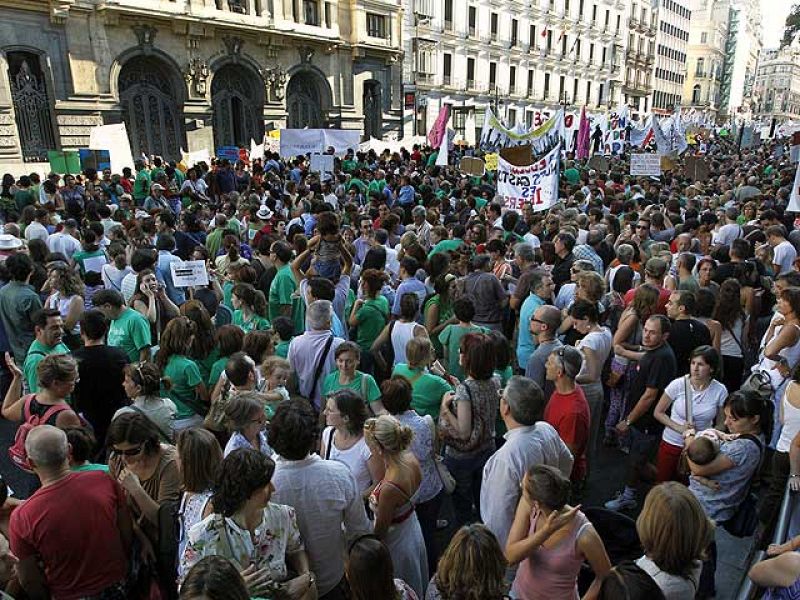 Más de 2.000 profesores de Secundaria de Madrid se manifiestan contra los recortes