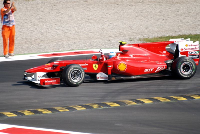 Alonso busca tercer triunfo en el templo de la velocidad que bautizó a Vettel