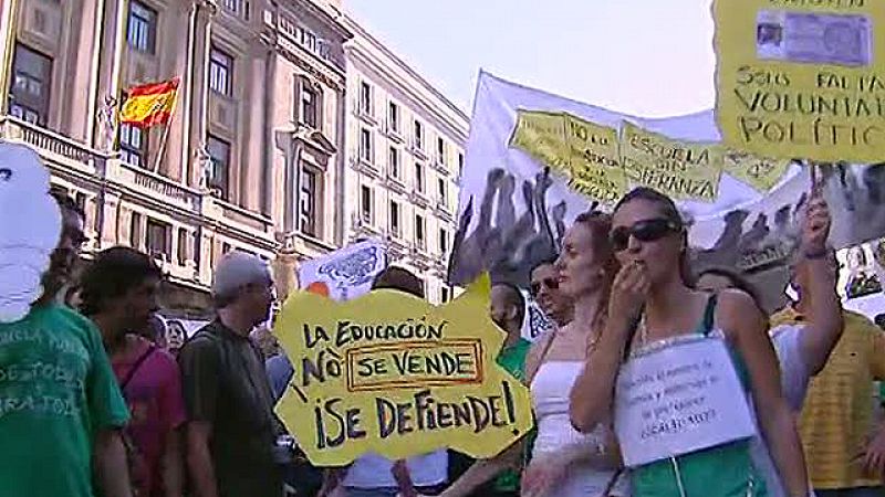 Un centenar de personas protestan en Madrid en apoyo de los profesores encerrados