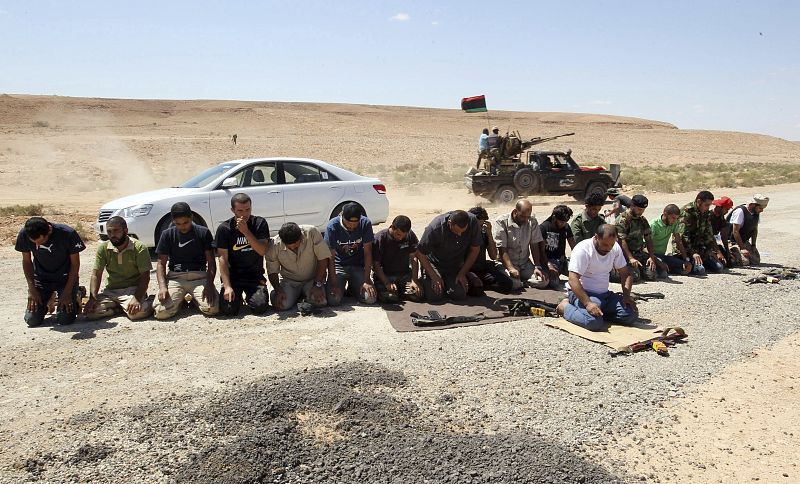Los rebeldes libios avanzan militarmente mientras el jefe del CNT llega a Trípoli