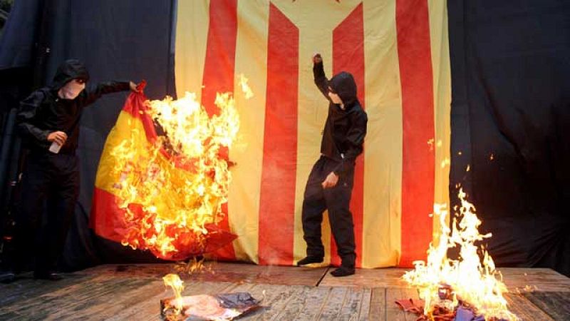 Queman dos banderas españolas y una foto del rey en los actos independentistas de la Diada