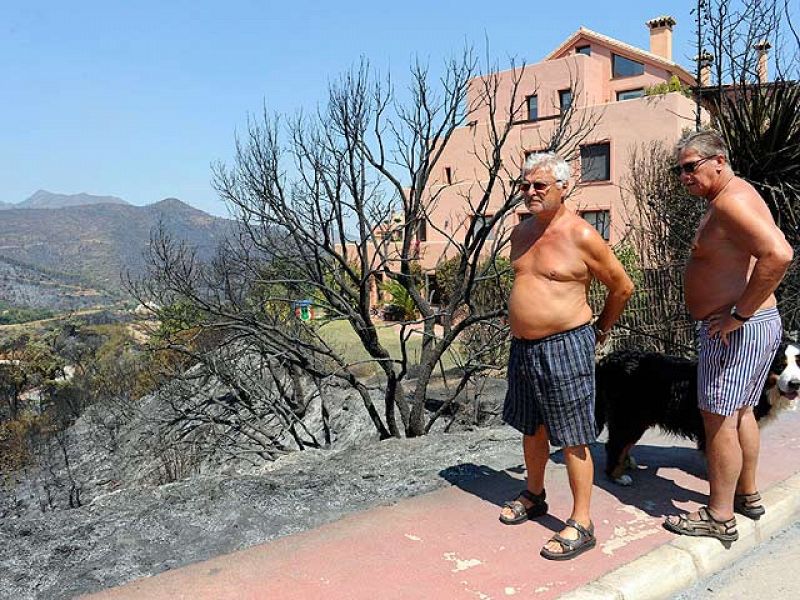 El incendio de Mijas (Málaga) calcina 400 hectáreas y obliga a desalojar a 900 familias