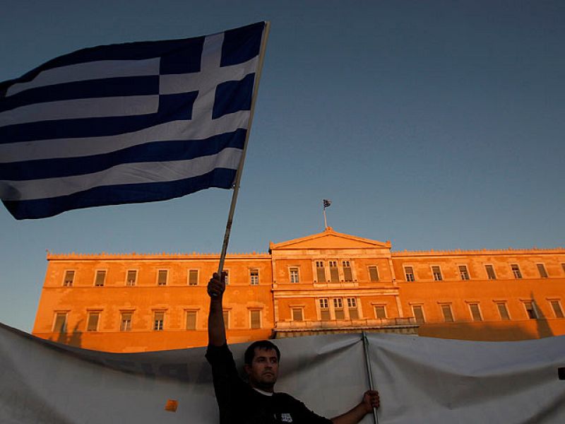 Grecia y la UE buscan soluciones para eludir la quiebra de Atenas, que sigue recortando