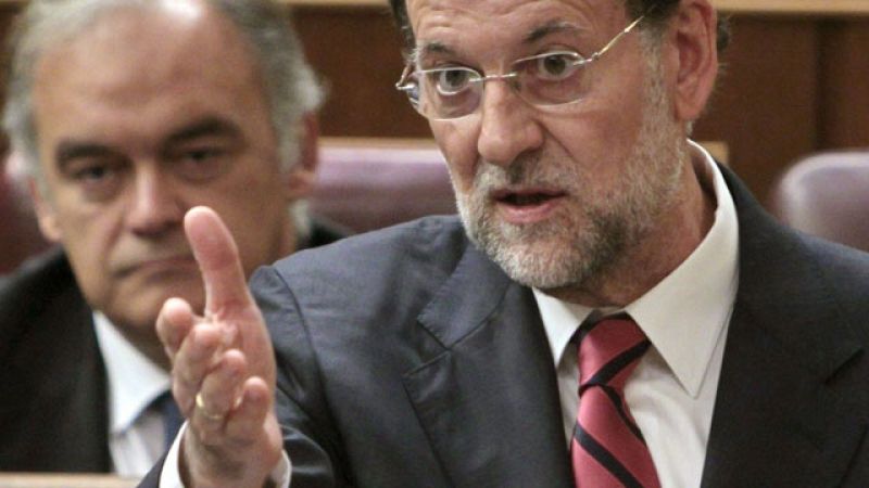 Zapatero augura un "leve crecimiento" y Rajoy le pide que "diga la verdad de lo que pasa"