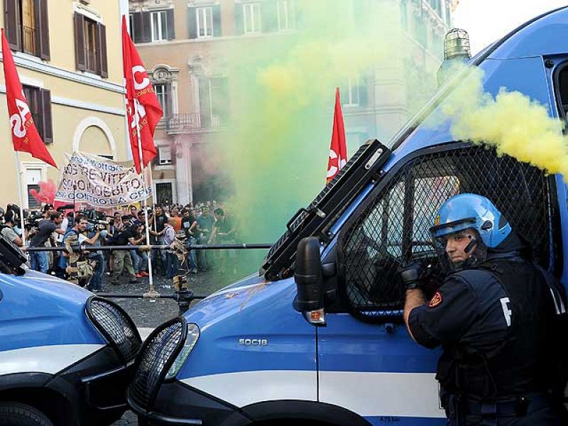 Italia aprueba de forma definitiva el plan de austeridad entre fuertes disturbios