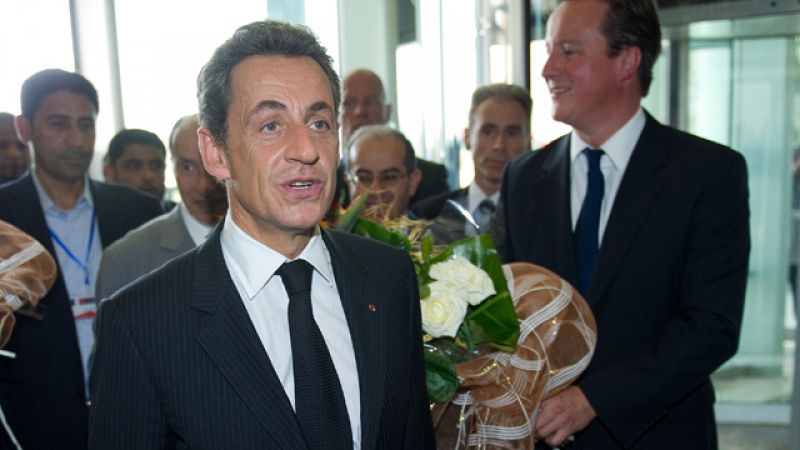 Nicolás Sarkozy y David Cameron llegan a Libia en la primera visita oficial de jefes de gobierno