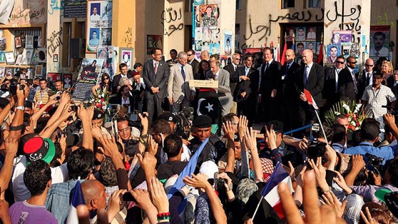 Sarkozy y Cameron cierran con un baño de multitudes su visita histórica a la nueva Libia
