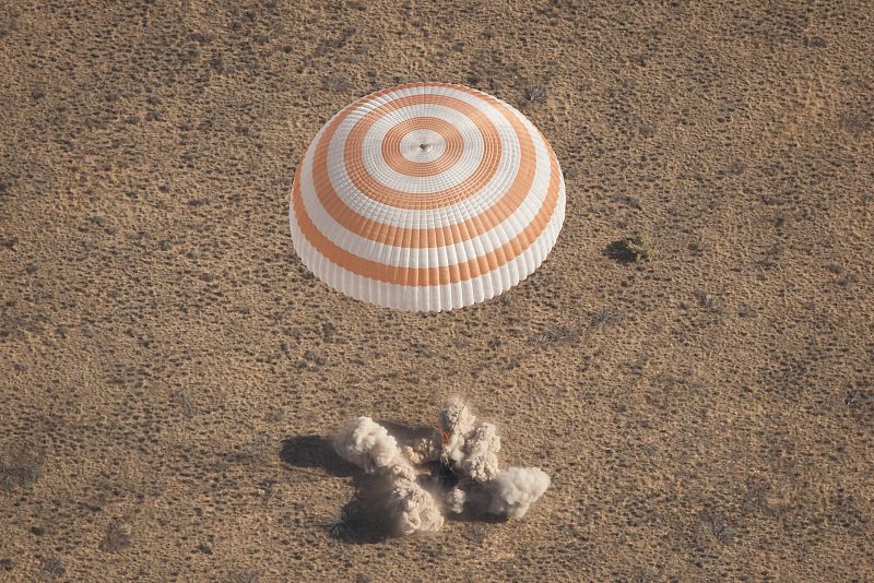 La Soyuz con tres astronautas de la ISS aterriza con éxito en Kazajistán