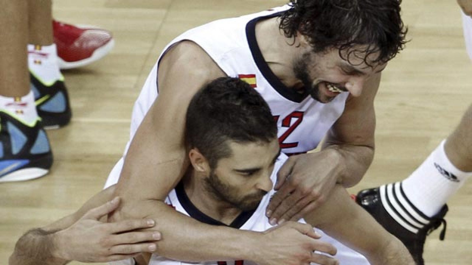 Cuando las miradas y los marcajes de los rivales de España se fijan en Pau Gasol, surge la figura del capitán Juan Carlos Navarro para demostrar que la ÑBA es un equipo