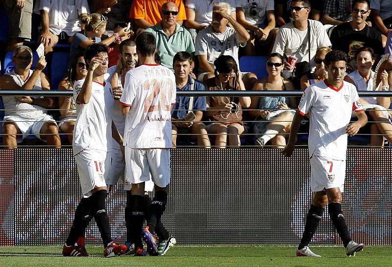 Sevilla y Real Sociedad buscan meter presión en la parte alta de la tabla