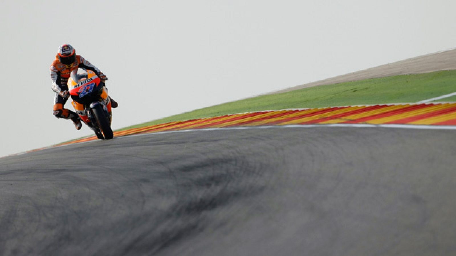 Casey Stoner ha vuelto a llevarse la 'pole' del GP de Aragón y ya van nueve en lo que va de temporada, igualando su mejor registro de 2008. En Moto2, Márquez ha hecho lo propio y Faubel ha dado la sorpresa en el octavo de litro.