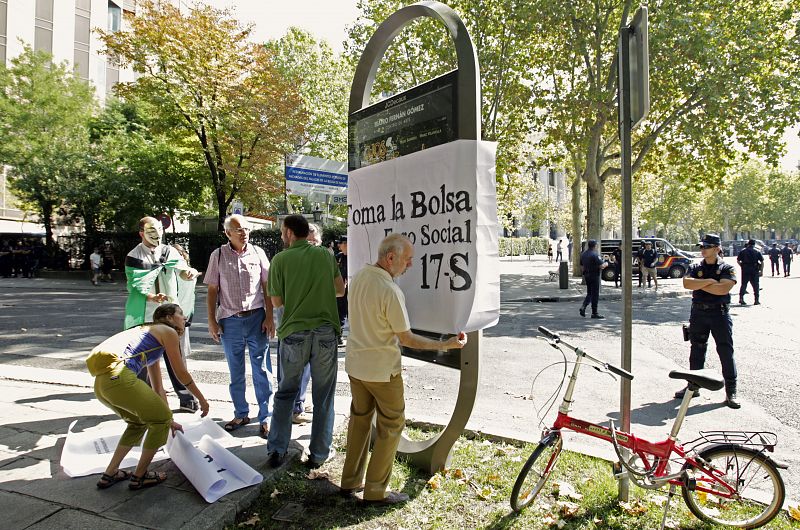 Los 'indignados' denuncian frente a la Bolsa el "golpe de Estado" de los mercados