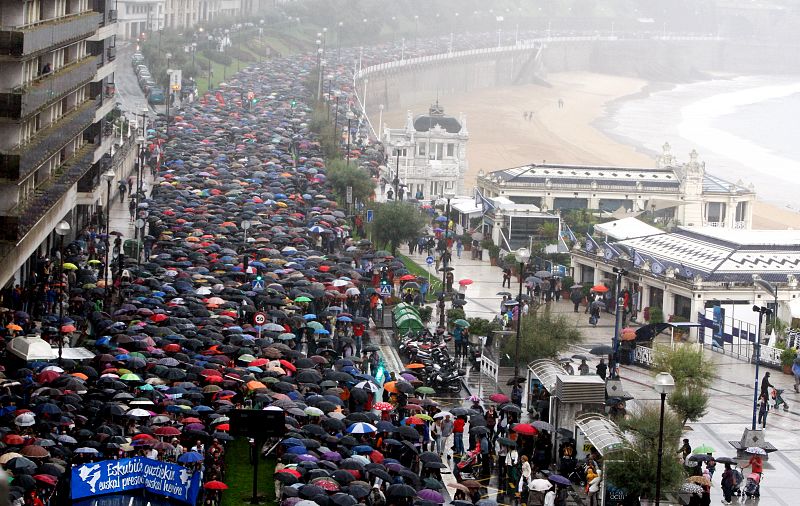 Miles de personas marchan en San Sebastián en favor de los presos de ETA