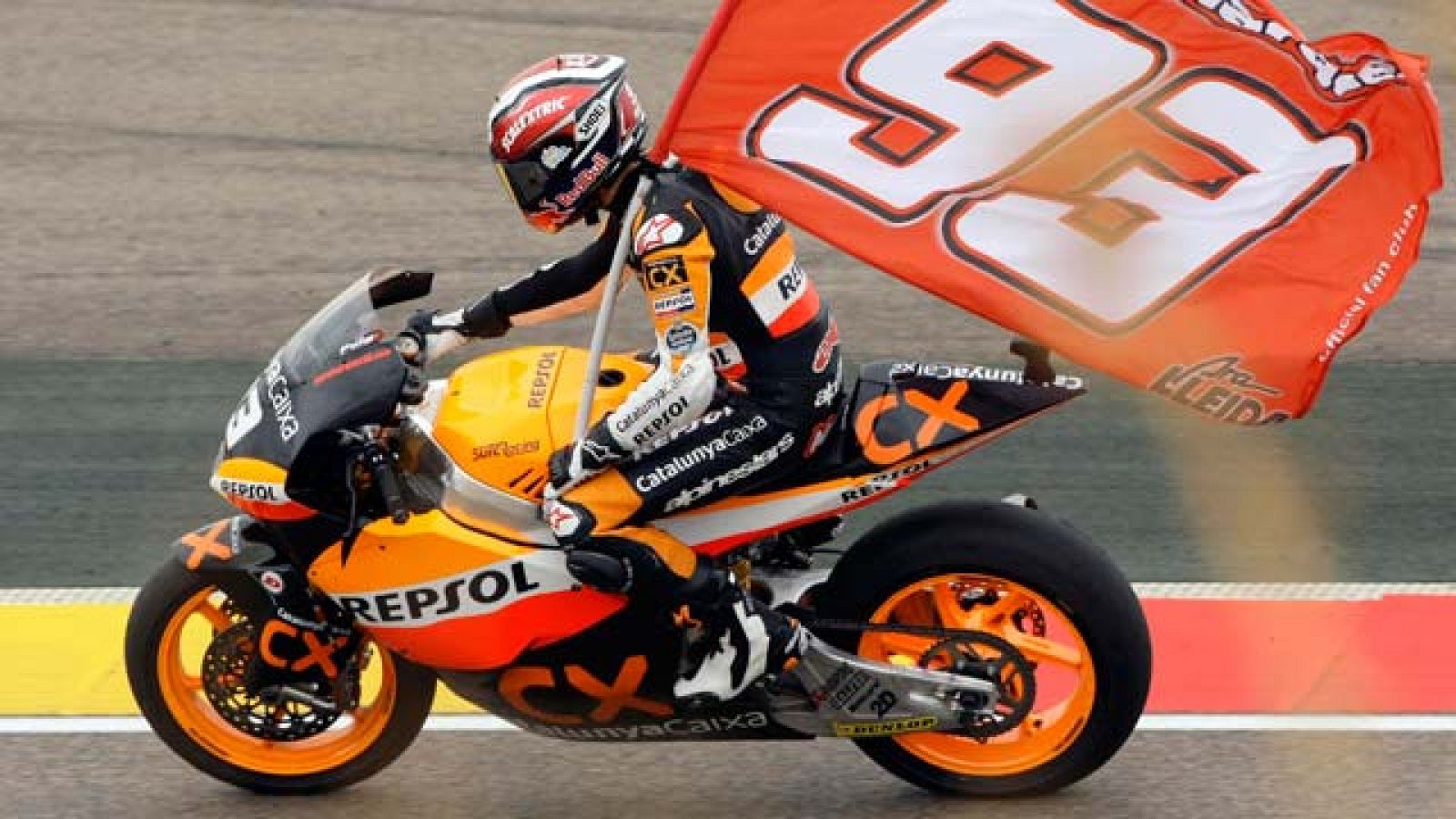 Vuelco inesperado el que ha dado Marc Márquez en el GP de Aragón. Su séptimo triunfo del año, combinado con el octavo puesto del líder, el alemán Stefan Bradl, cambia por completo la fisonomía de la cilindrada. Y es que el catalán llegará a la próxim