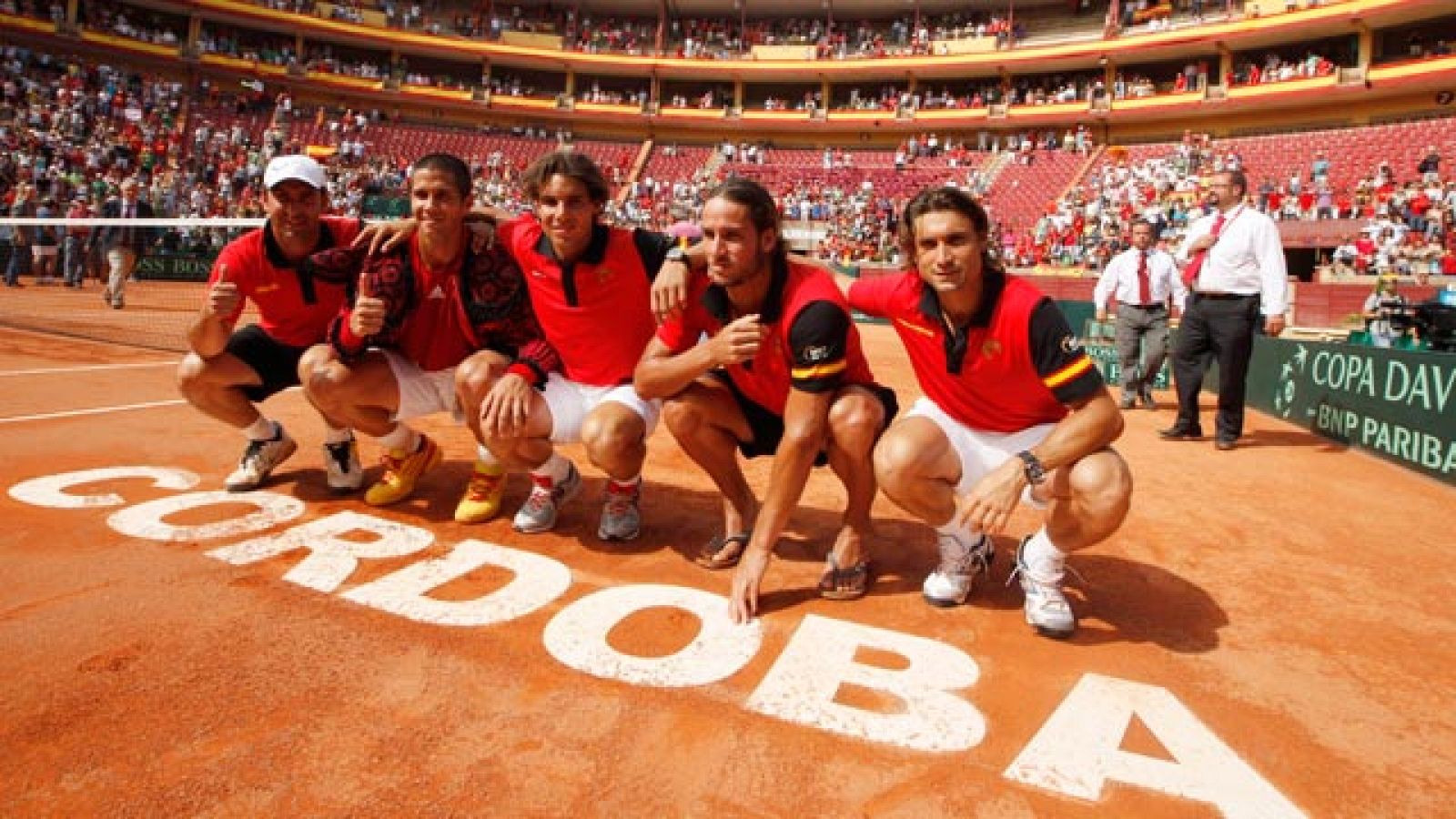 El equipo español vence a Francia gracias al triunfo de Nadal sobre Tsonga y afronta su octava final de la Davis. Será contra Argentina, que venció por retirada de Djokovic