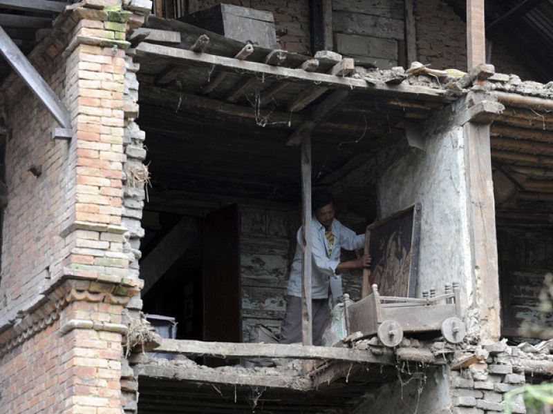 Medio centenar de muertos en un terremoto de magnitud 6.8 en la cordillera del Himalaya