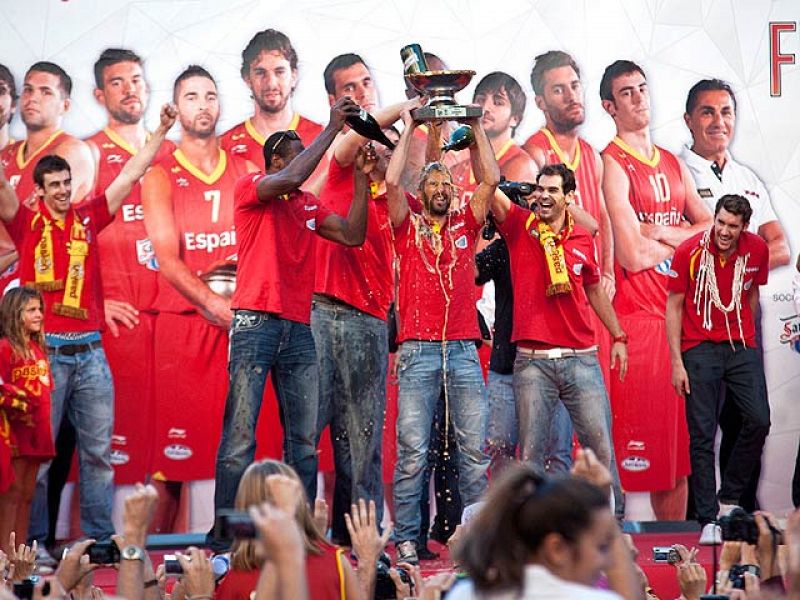 Cuatro mil aficionados reciben a la selección española de baloncesto en Madrid