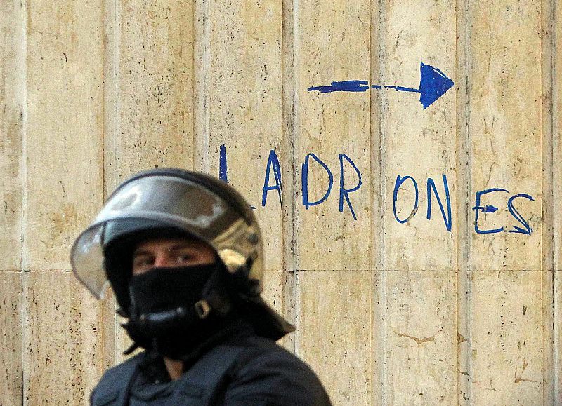 Los 'indignados' vuelven a protestar ante la Bolsa y el consulado francés de Barcelona