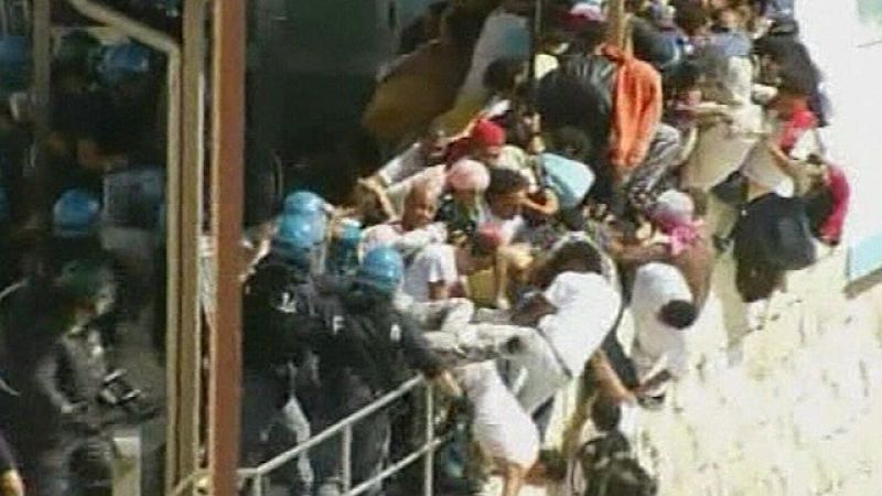 La repatriación forzosa de inmigrantes desata una batalla campal en Lampedusa