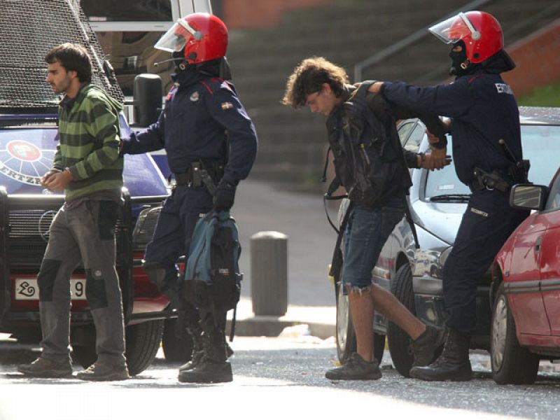 El desalojo de un local juvenil en Bilbao se salda con treinta detenidos