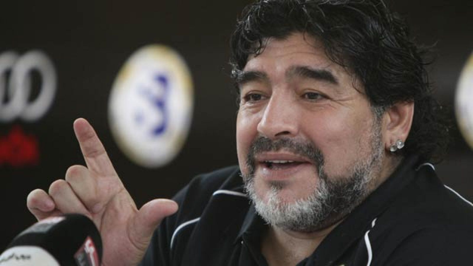 Maradona ha desvelado que recomendó al entrenador madridista Mourinho que fichara a su yerno, el Kun Agüero para alcanzar el nivel del Barça. También ha reconocido que  habló con el exjugador rojiblanco para explicarle que necesitaba ir a un club que