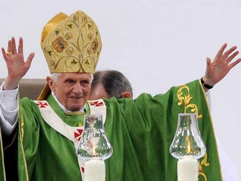 Benedicto XVI "entiende" que los fieles abandonen la Iglesia por los casos de pederastia