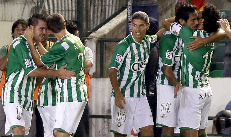 El Betis, líder en solitario e invicto en un partido loco ante el Zaragoza